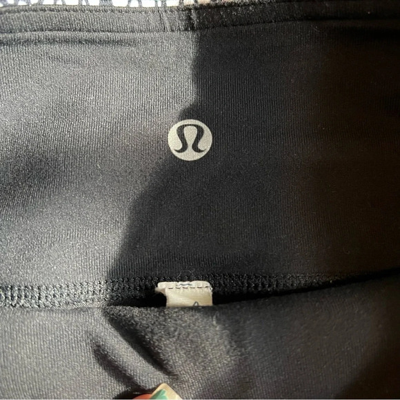 Reversible Lululemon Groove Crop SZ 4-Glacier Lace/Black - Picture 8 of 13